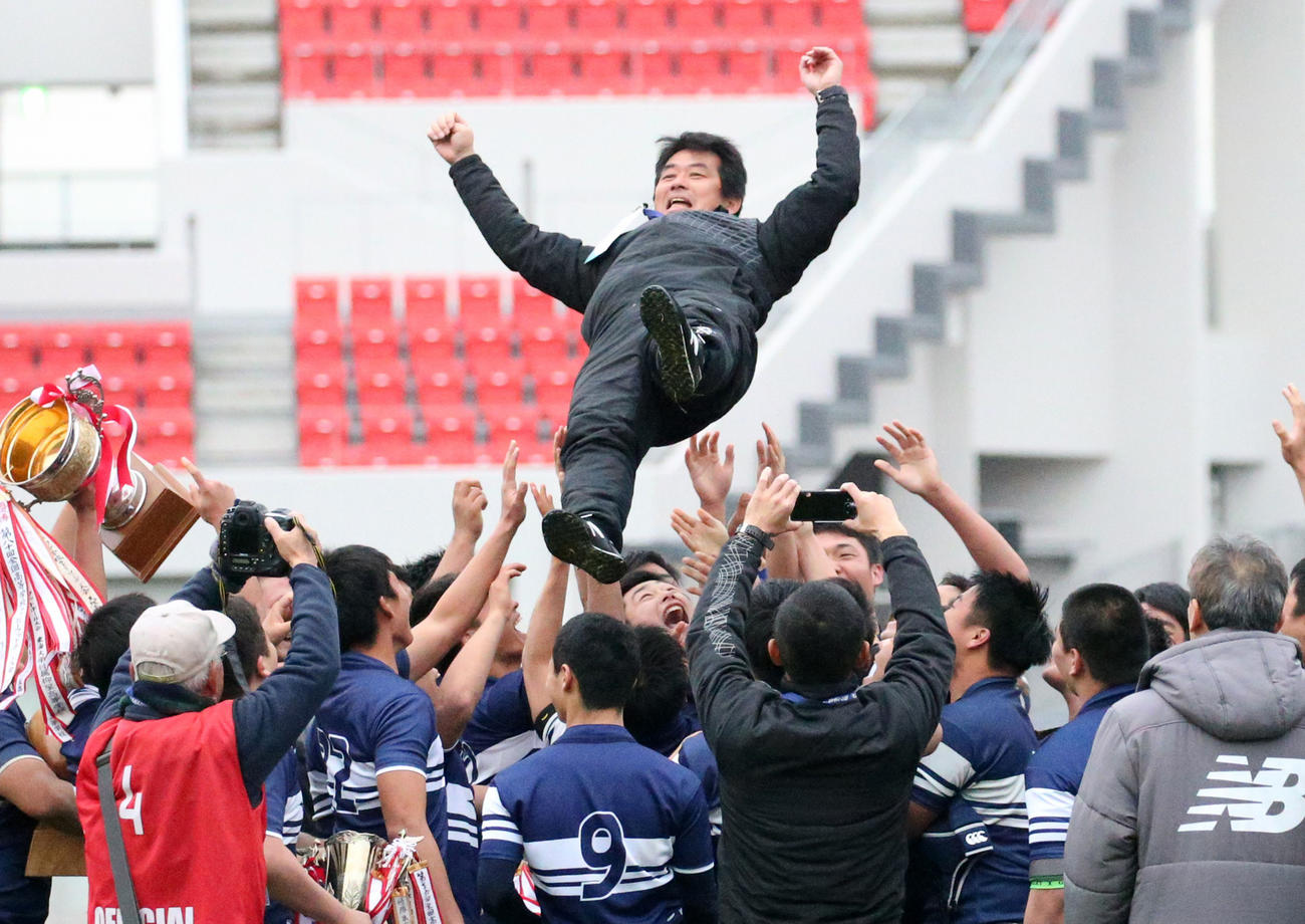 昨年の決勝で御所実を破り優勝した桐蔭学園・藤原監督は胴上げされる（2020年1月7日撮影）