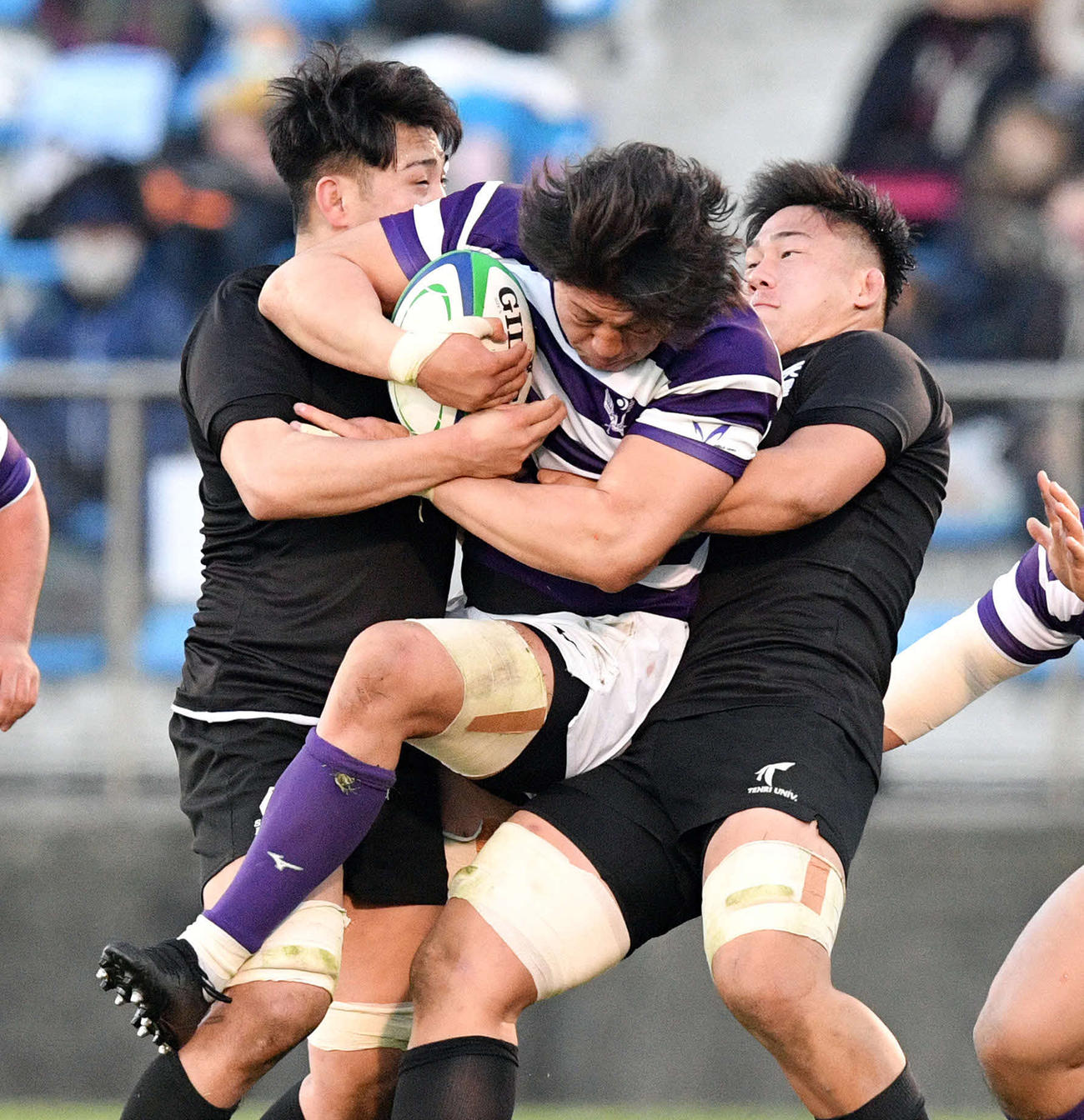 後半、明大NO8箸本の突進は天理大のダブルタックルに止められる（撮影・滝沢徹郎）
