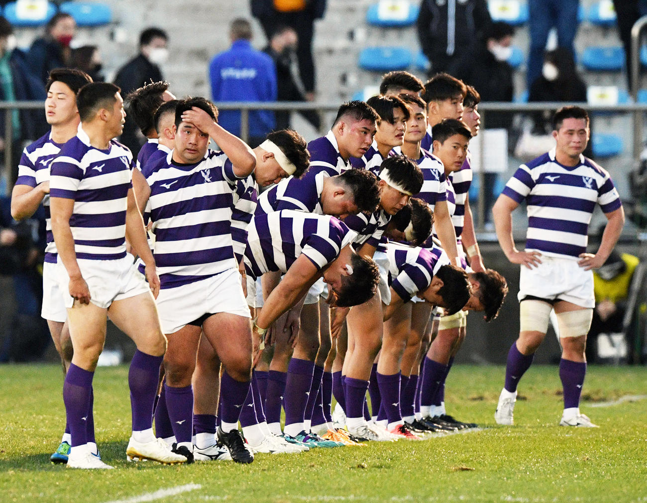 決勝進出を逃し肩を落とす明大フィフティーン（撮影・滝沢徹郎）