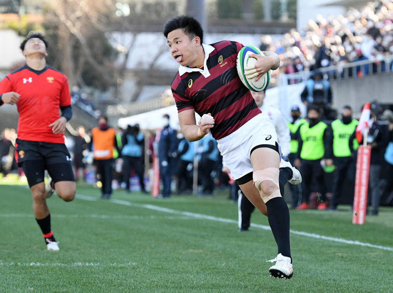 帝京大対早大　後半、トライを決める早大・WTB古賀（撮影・滝沢徹郎）