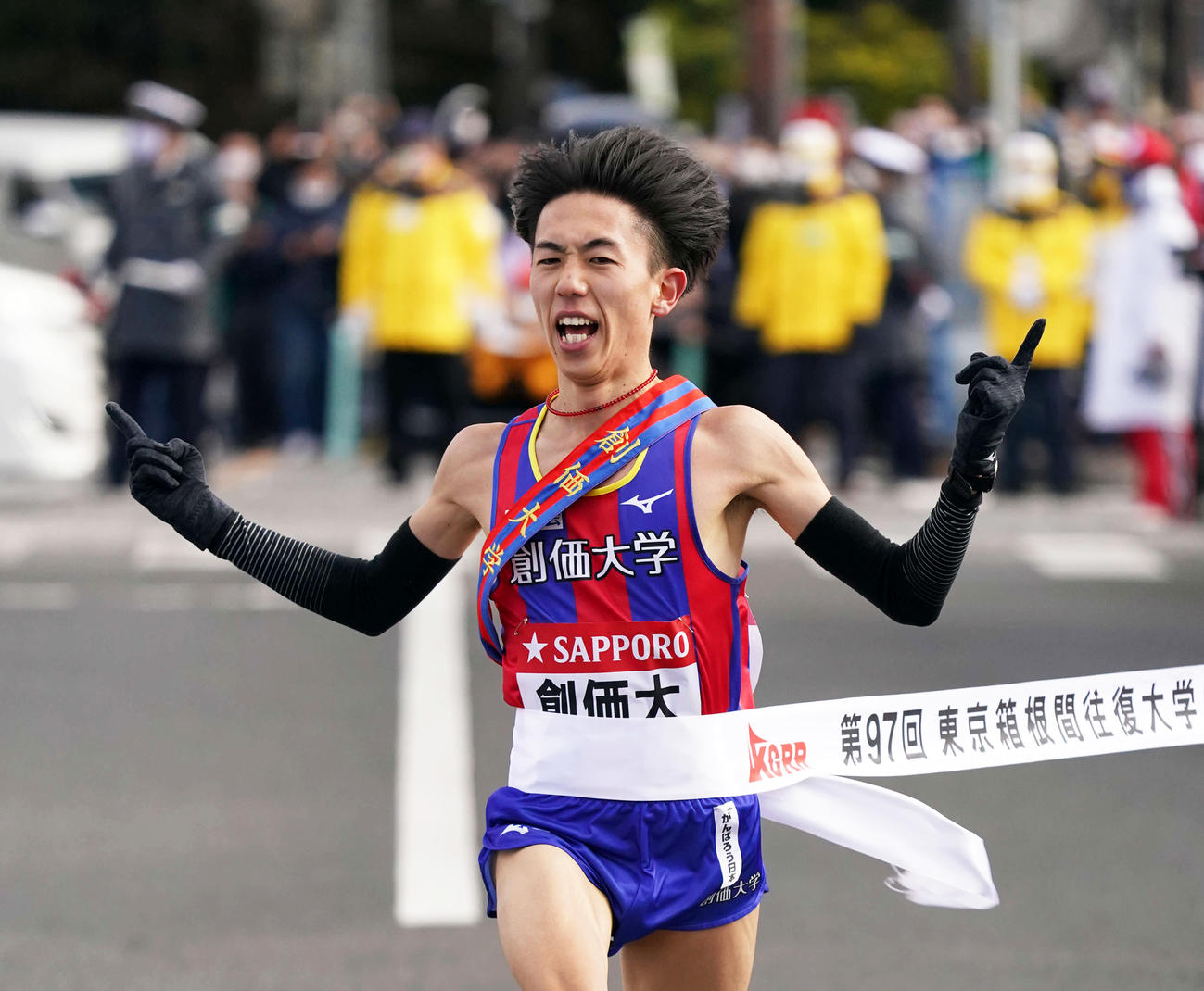 往路優勝のゴールテープを切る創価大5区三上（撮影・江口和貴）