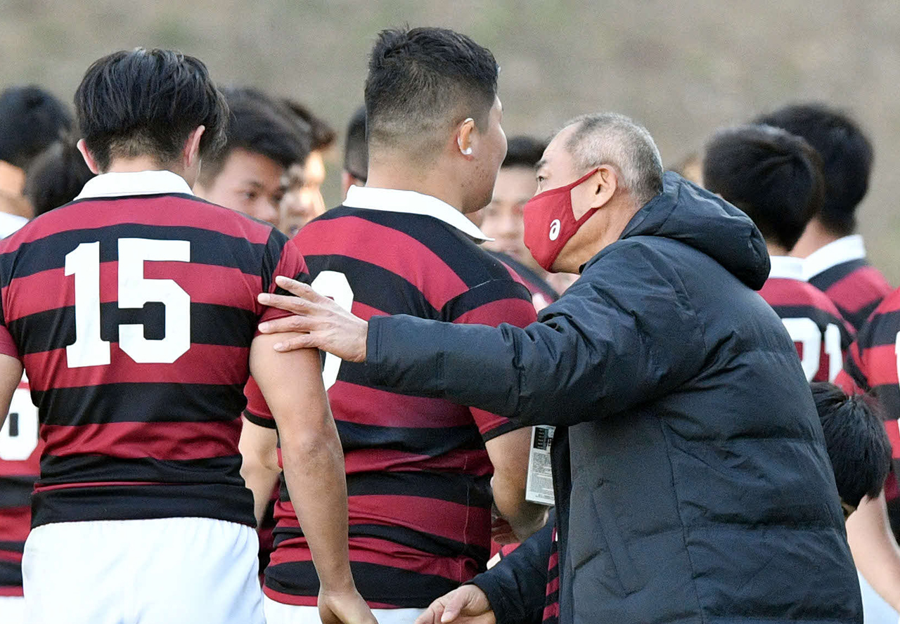 試合後、早大FB河瀬（左）をねぎらう相良監督（撮影・滝沢徹郎）