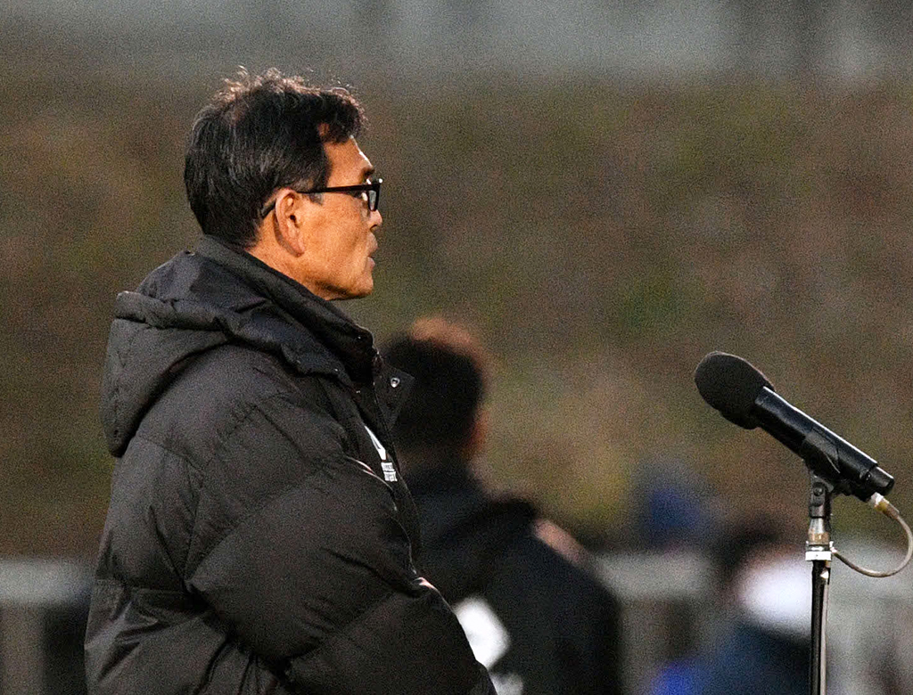 試合後、インタビューに応じる天理大・小松監督（撮影・滝沢徹郎）
