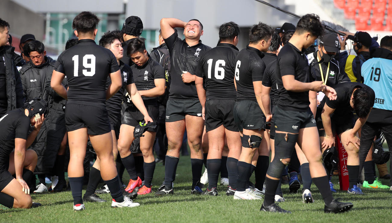 桐蔭学園対御所実業　桐蔭学園に敗れ涙を見せる御所実業フィフティーン（撮影・加藤哉）