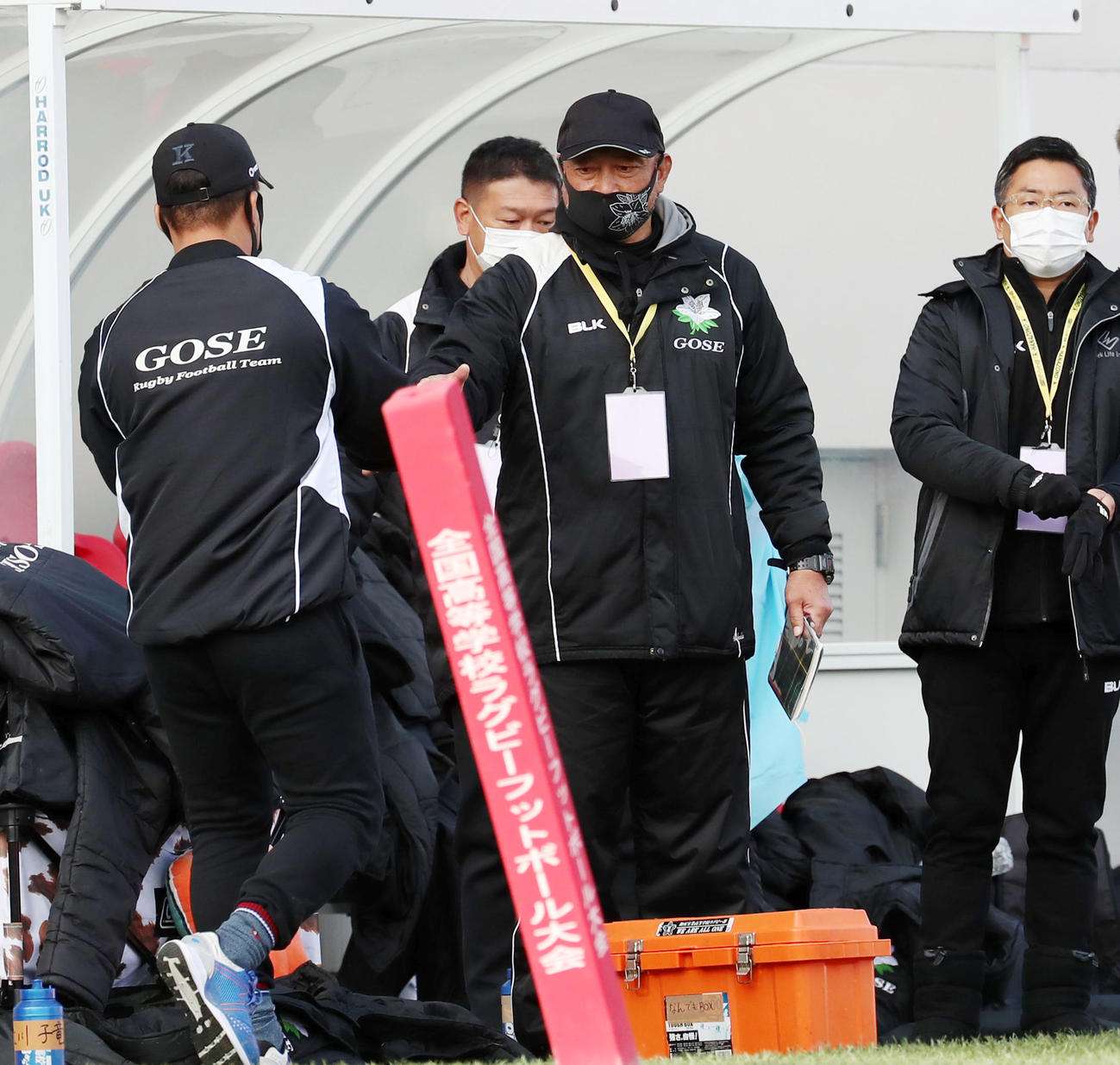 桐蔭学園対御所実業　試合を終え関係者と握手する御所実の竹田監督（撮影・加藤哉）