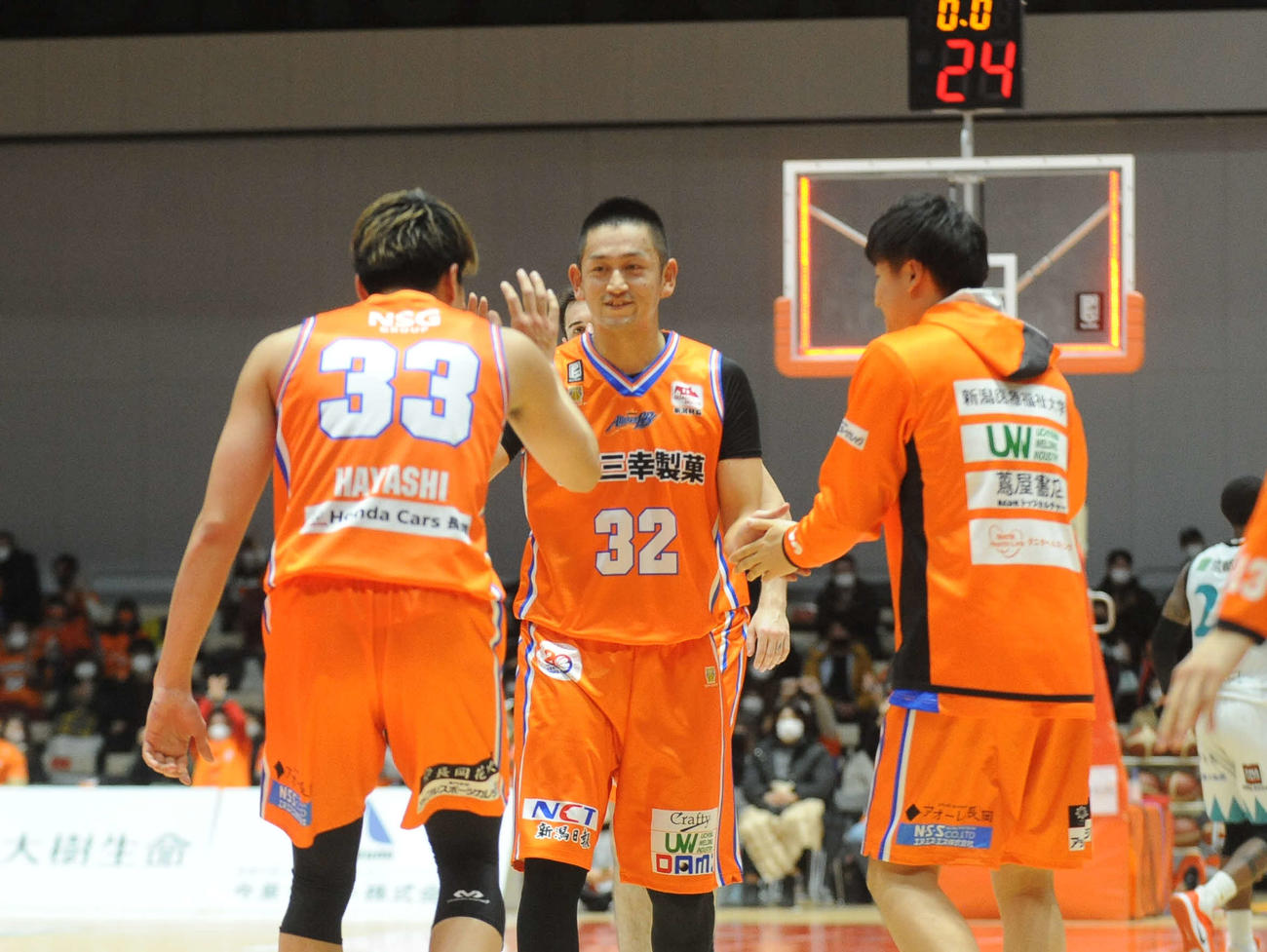 新潟対京都　試合終了後、チームメートと笑顔でタッチをする新潟池田（中央）