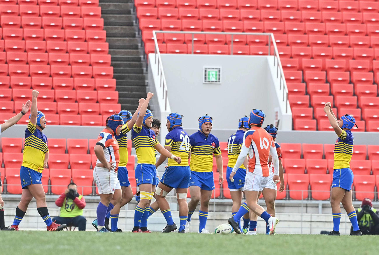京都成章対中部大春日丘　中部大春日丘に勝利しガッツポーズする京都成章の選手たち（撮影・上田博志）