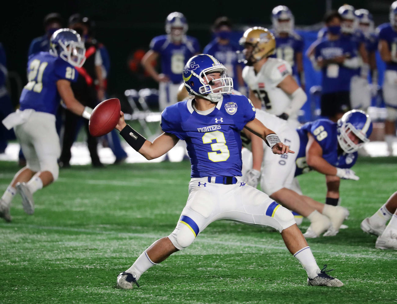 オービック対関学大　第1Q、パスでファーストダウン獲得を狙う関学大QB奥野（撮影・丹羽敏通）