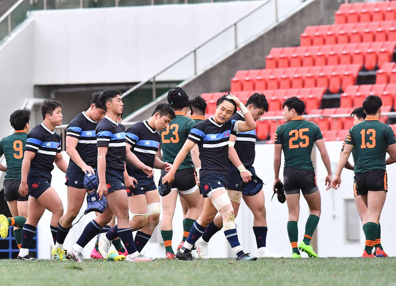 21対21の同点で試合を終えベンチに引き揚げ抽選を待つ両チームのフィフティーン（撮影・上田博志）