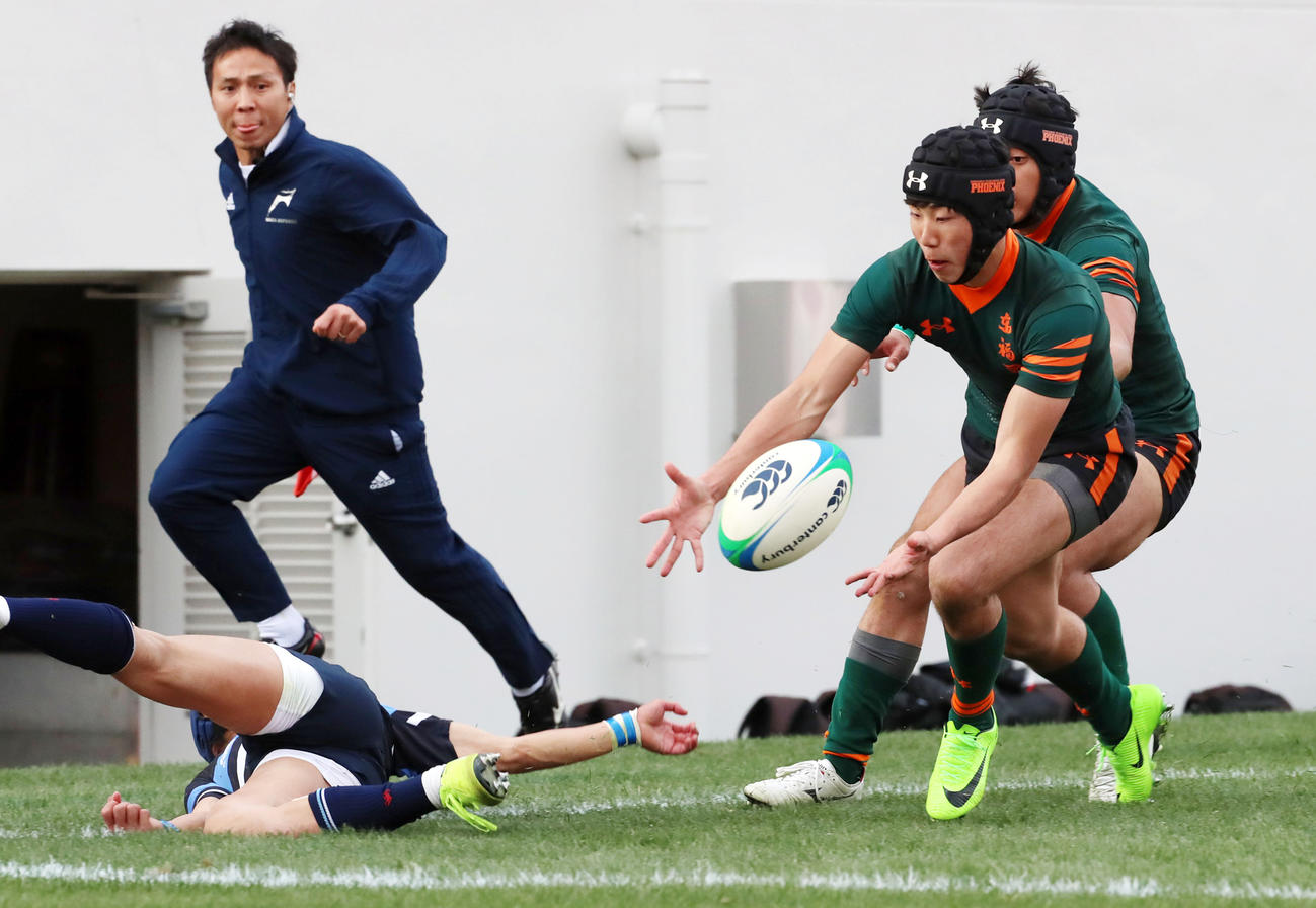 後半ロスタイム、東福岡FB西端はルーズボールを拾い決勝トライを決めたかと思われたが、直前の反則で得点ならず（撮影・加藤哉）