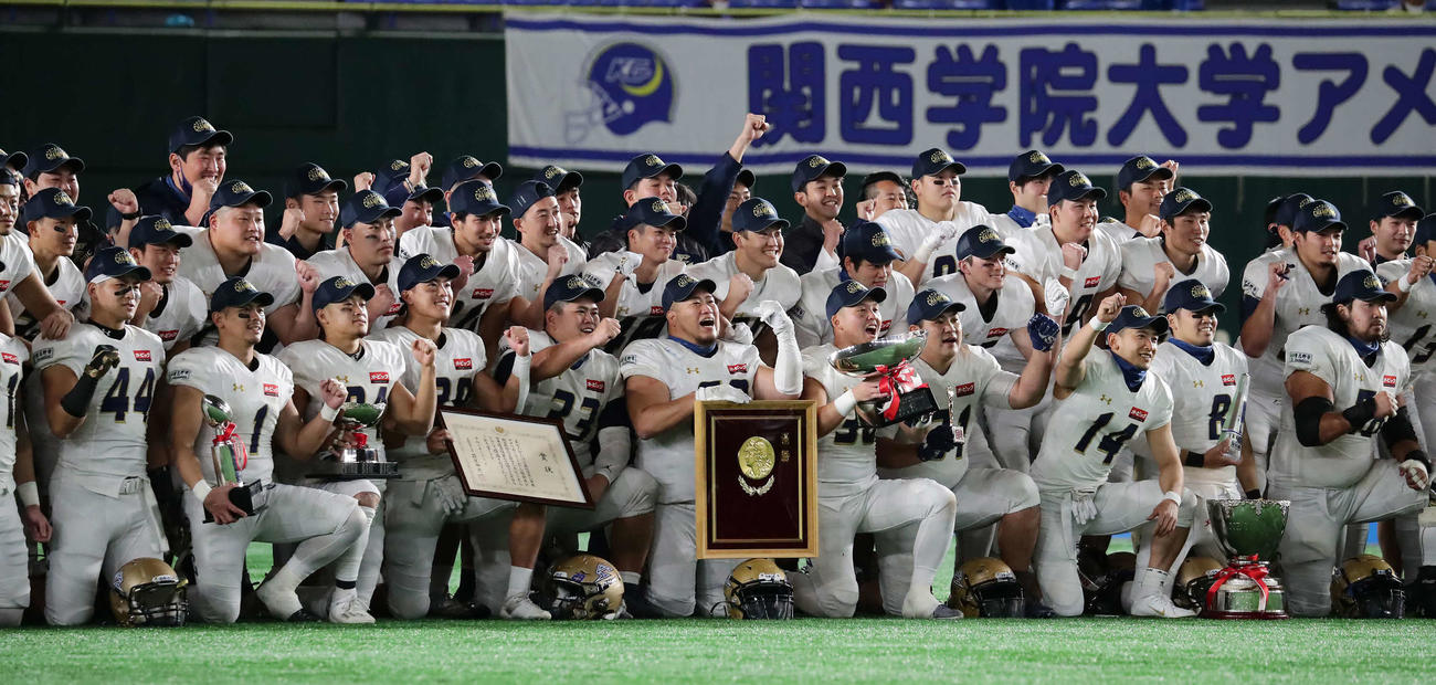 オービック対関学大　7年ぶり8回目の優勝を果たして写真に納まるオービックの選手たち（撮影・丹羽敏通）