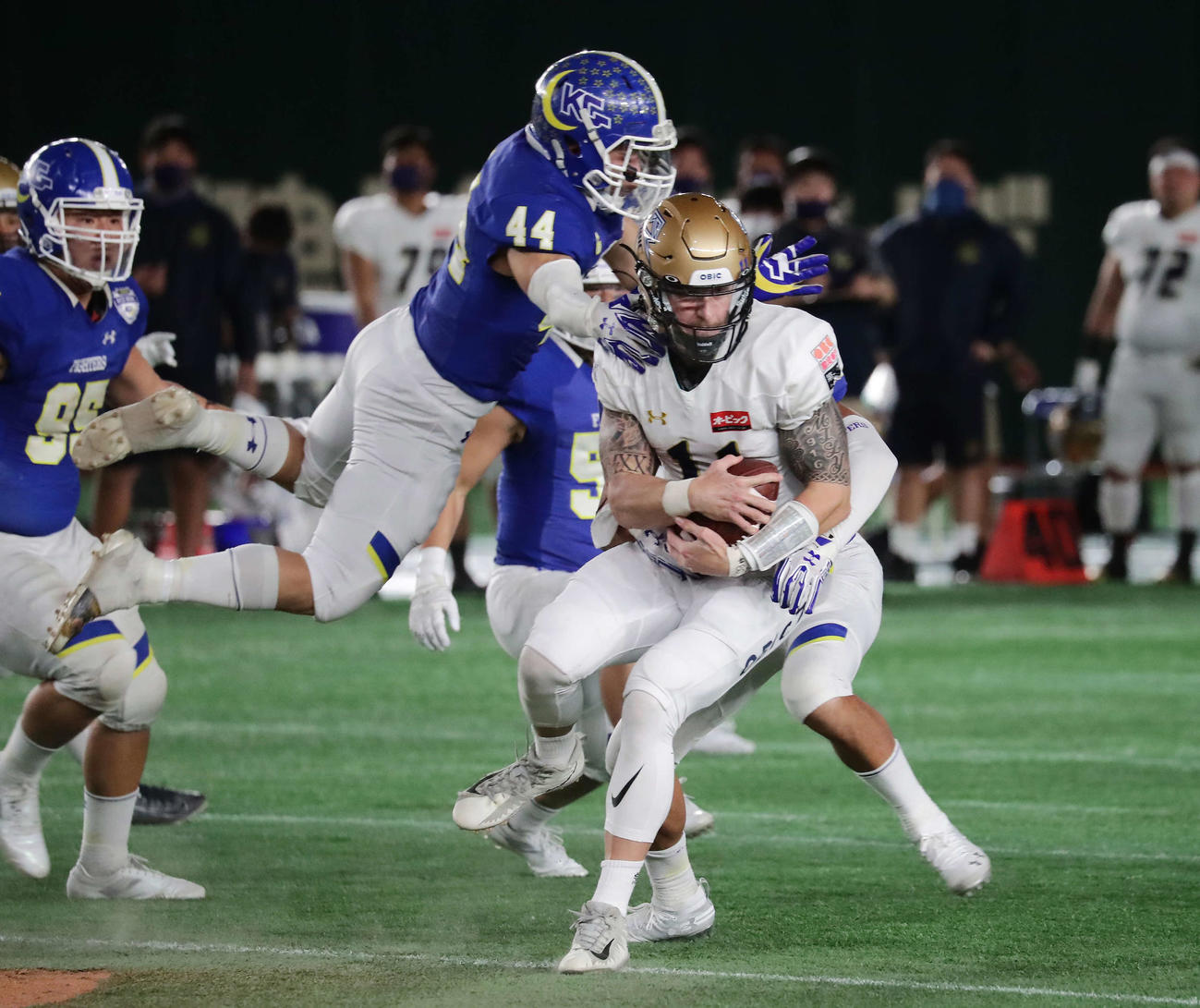 オービック対関学大　第3Q、関学大のタックルを振り切りランプレーでゲインするオービックQBジミー・ロックレイ（撮影・丹羽敏通）