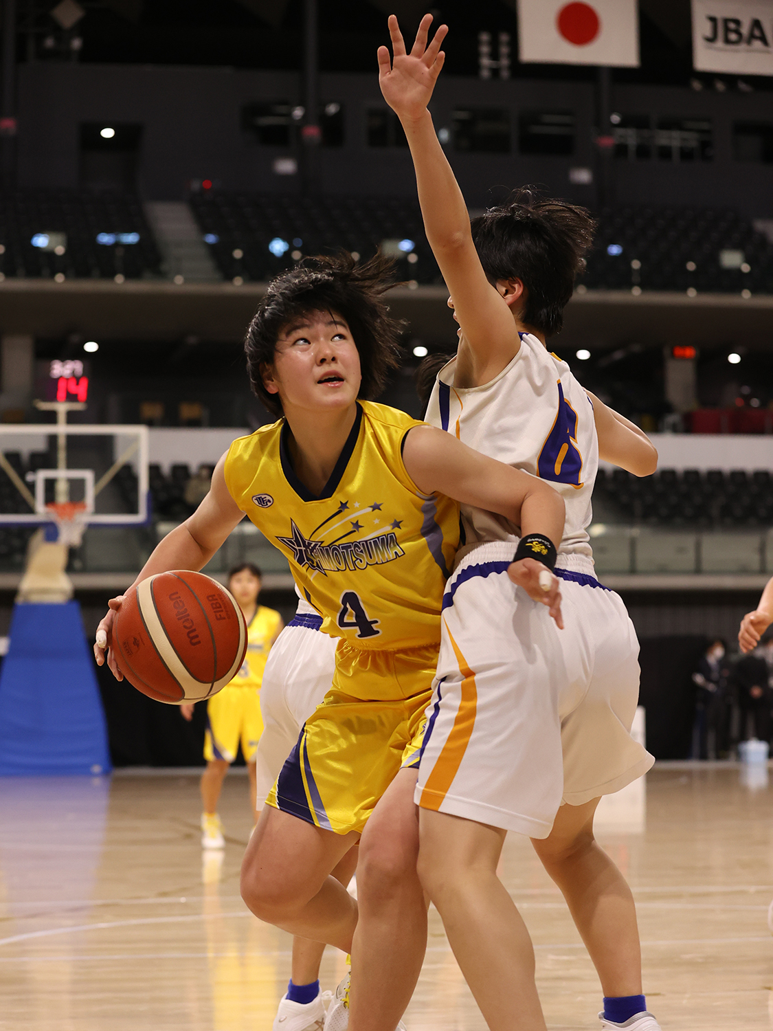 172センチの高さを生かしオフェンスリバウンドなどで得点する下妻中主将の清水瑠奈（3年）（C）JBA