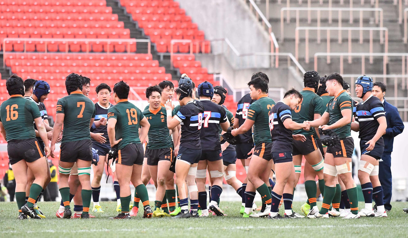 21対21の同点で試合を終え、健闘を称え合う東福岡と東海大大阪仰星の選手たち（2021年1月3日撮影）