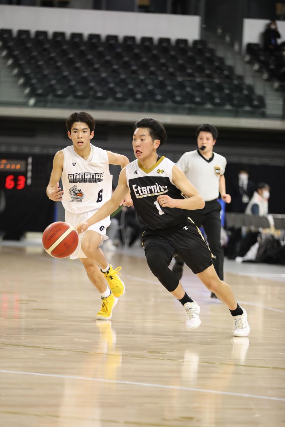 ドリブルで切り込む栃木・Eternityのキャプテン北條勇吹（3年）（C）JBA