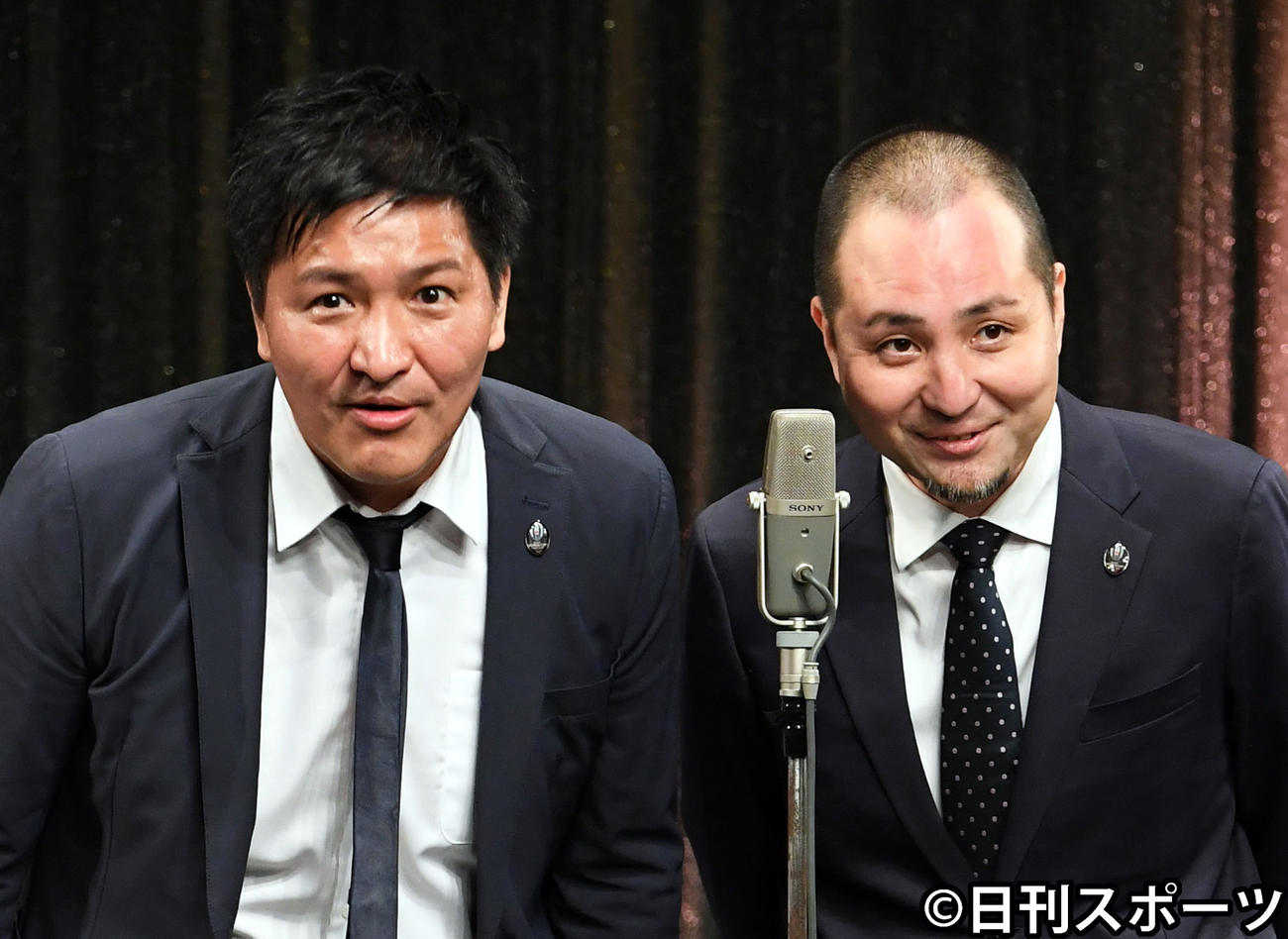スリムクラブの真栄田賢（左）と内間政成（19年撮影）