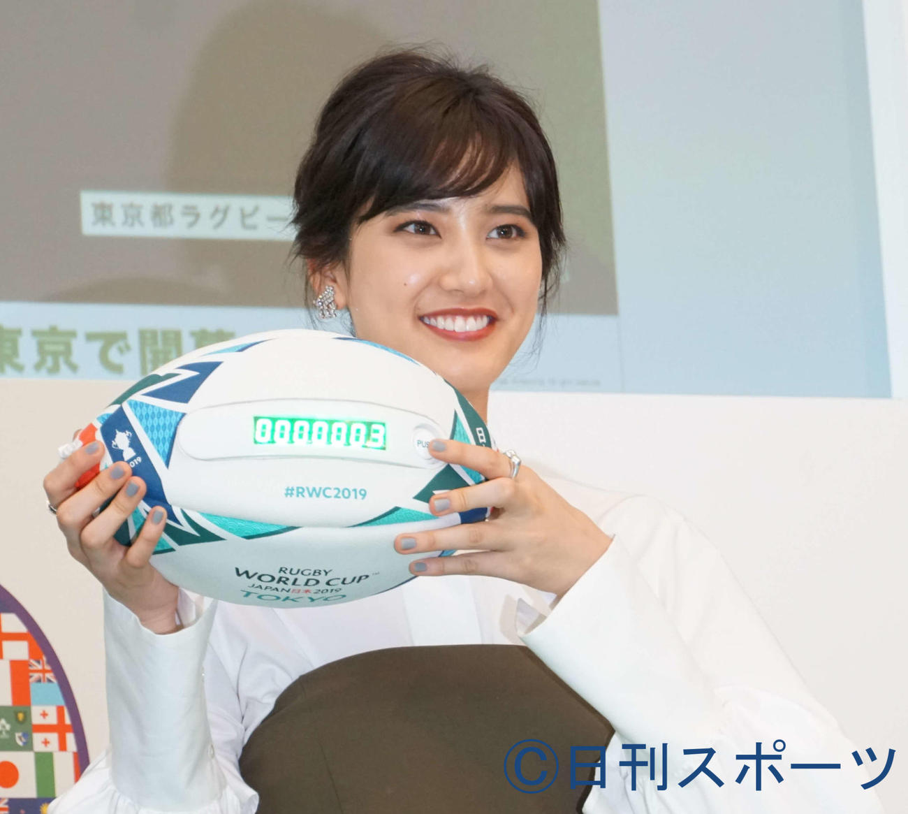ラグビーボールを手に笑顔の山崎紘菜（2019年6月16日撮影）