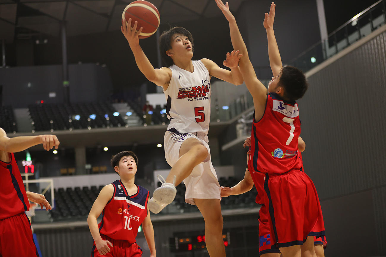 攻守の活躍を見せた大阪・フロンティアスピリッツの淡路輪（3年）（C）JBA