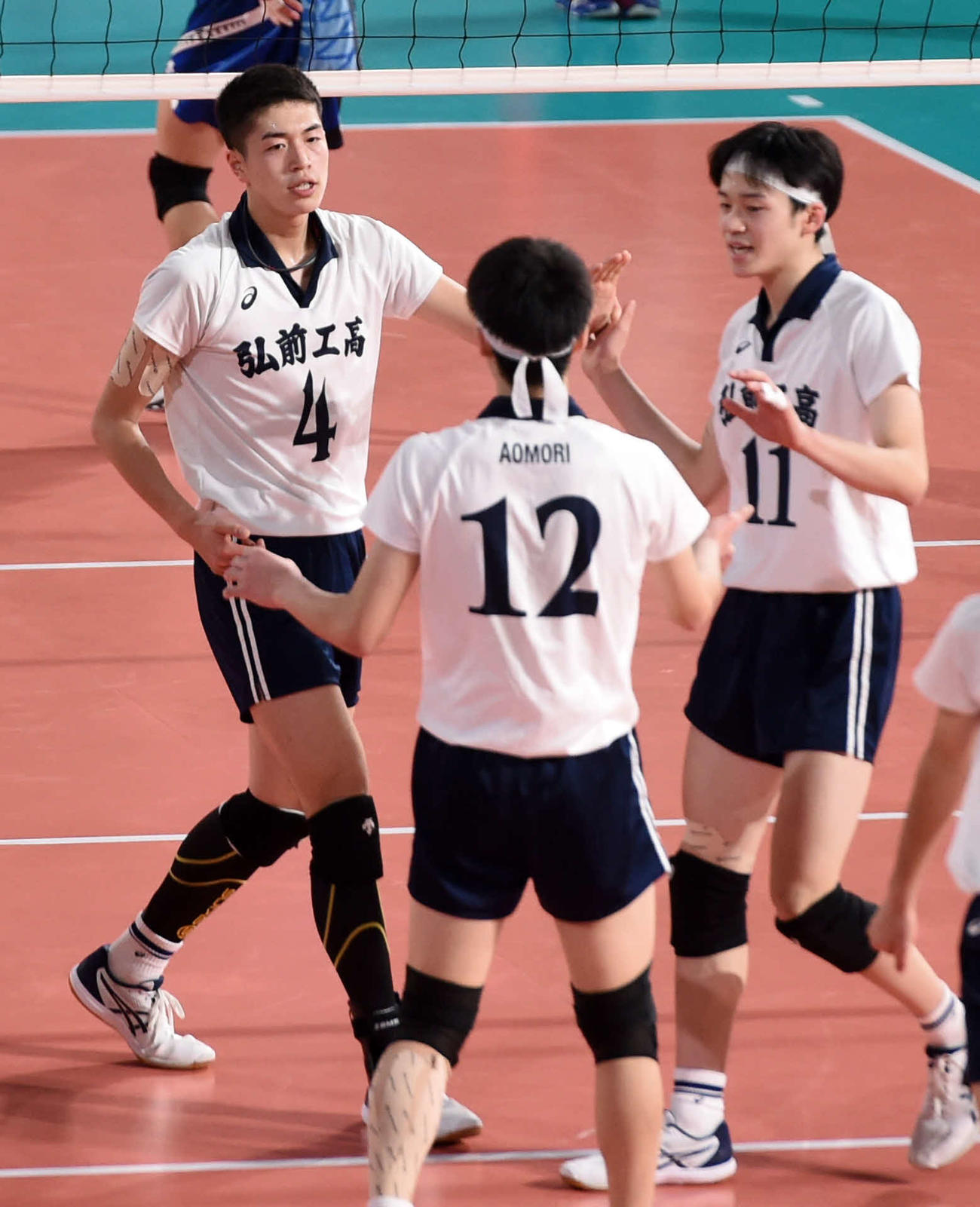 東海大相模対弘前工　第3セット、得点を奪いタッチをかわす弘前工・鳴海（左）（撮影・相沢孔志）