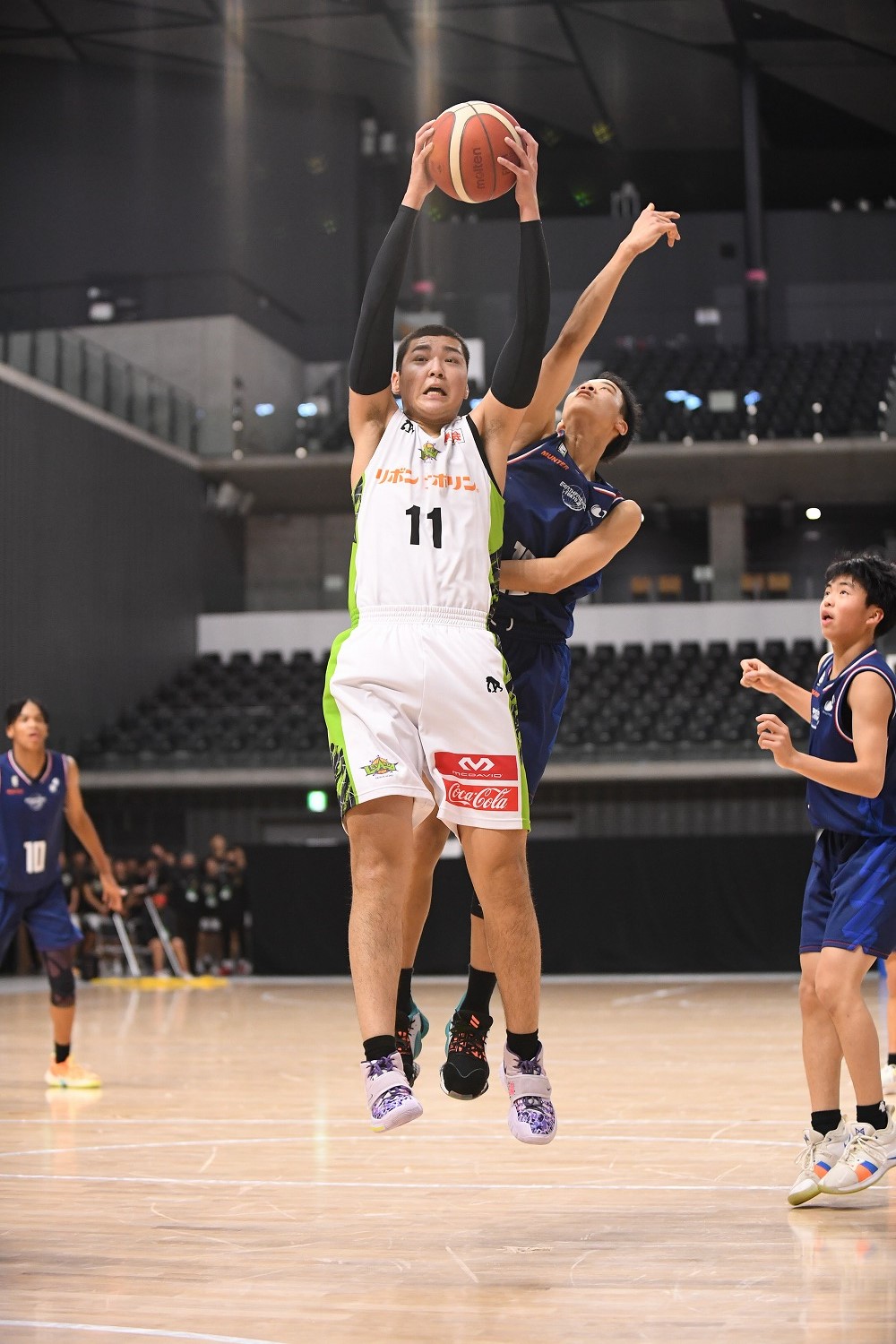 リバウンドで圧倒する北海道・レバンガ　エース内藤耀悠（3年）（C）JBA