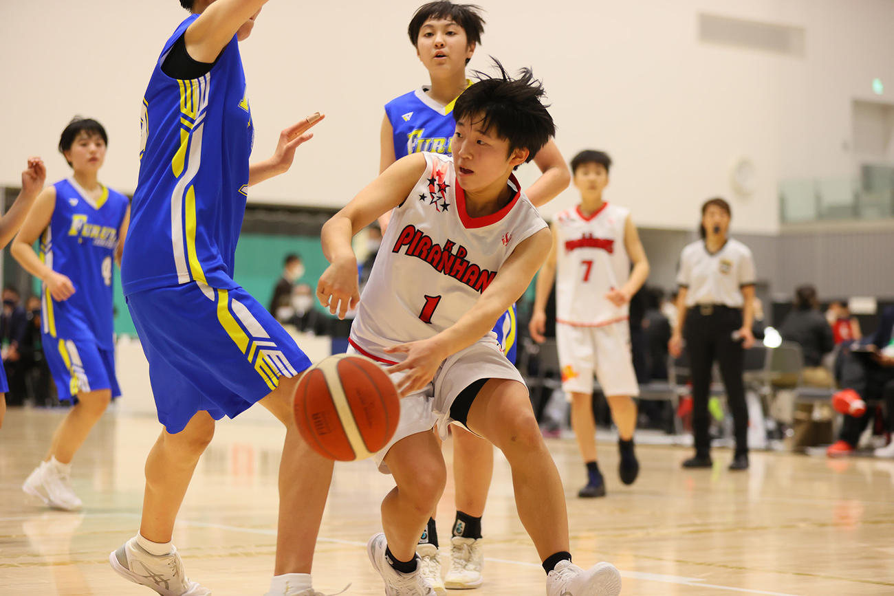 ゴール下でもリバウンドを狙うキャプテン関口まお（3年）（C）JBA
