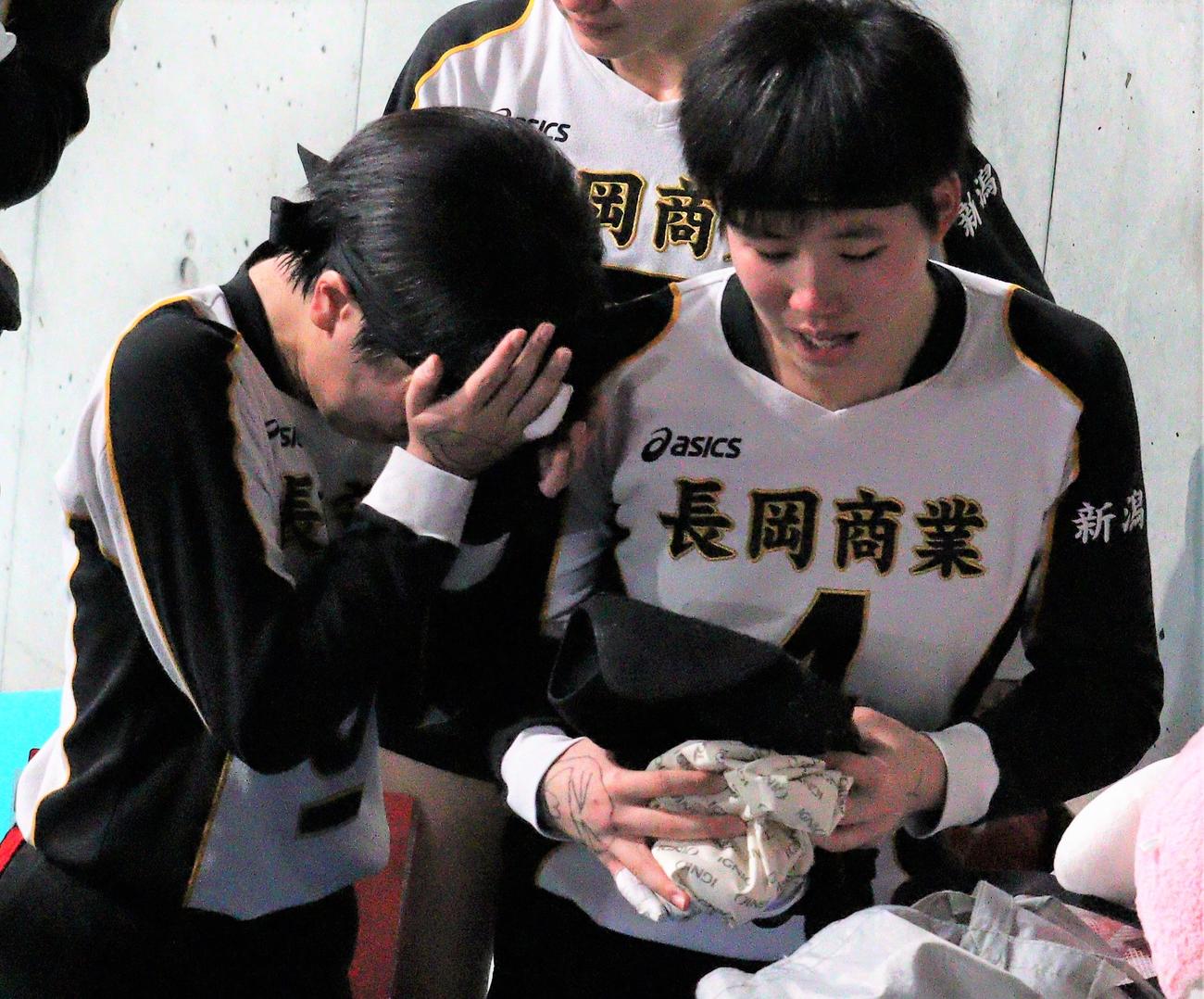 試合後、「ごめんね」と涙を流す石山主将（左）に「ありがとう」と伝える岡副