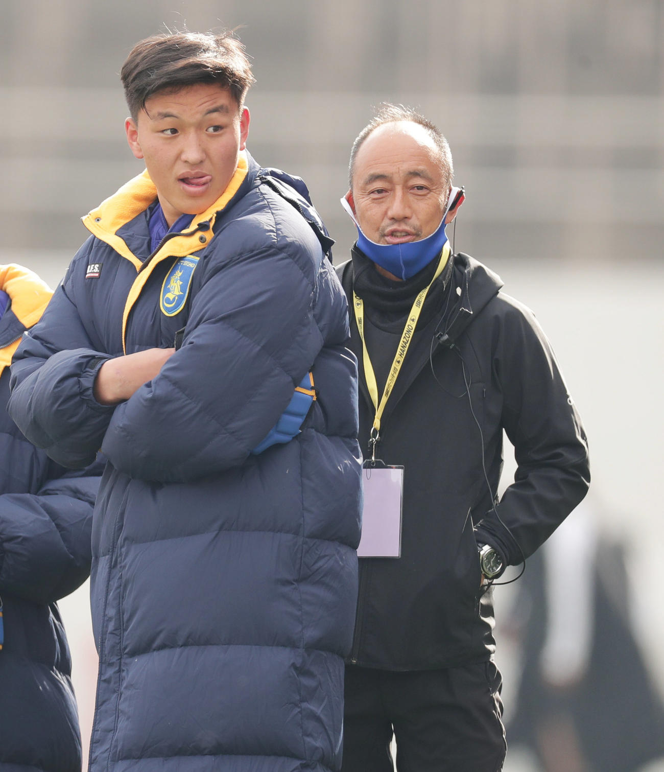 京都成章対東福岡　試合前、ロック本橋（左）と言葉を交わす京都成章・湯浅監督（撮影・前田充）