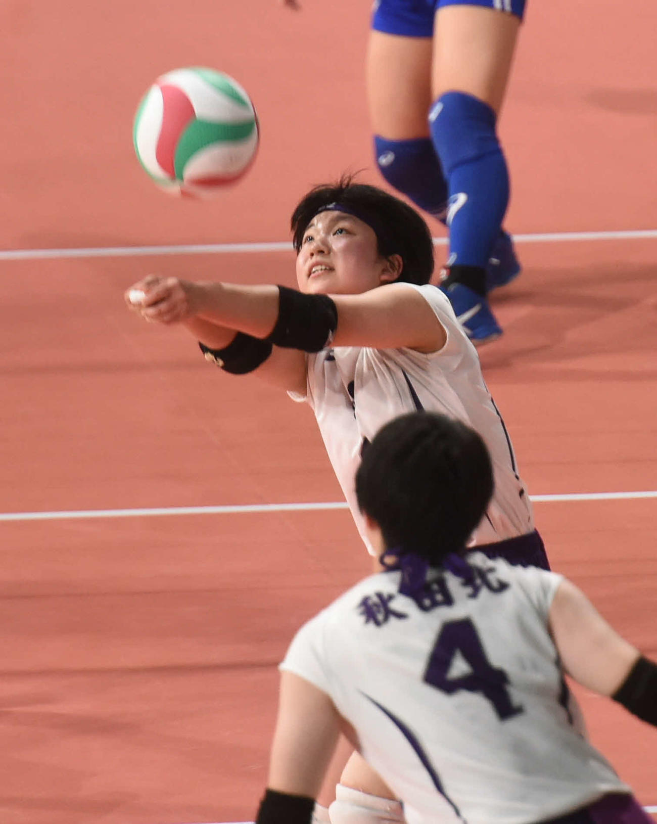 トスを上げる秋田北・小白川主将