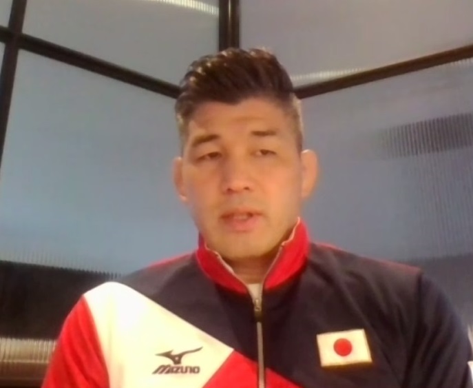オンライン取材に応じる井上康生監督