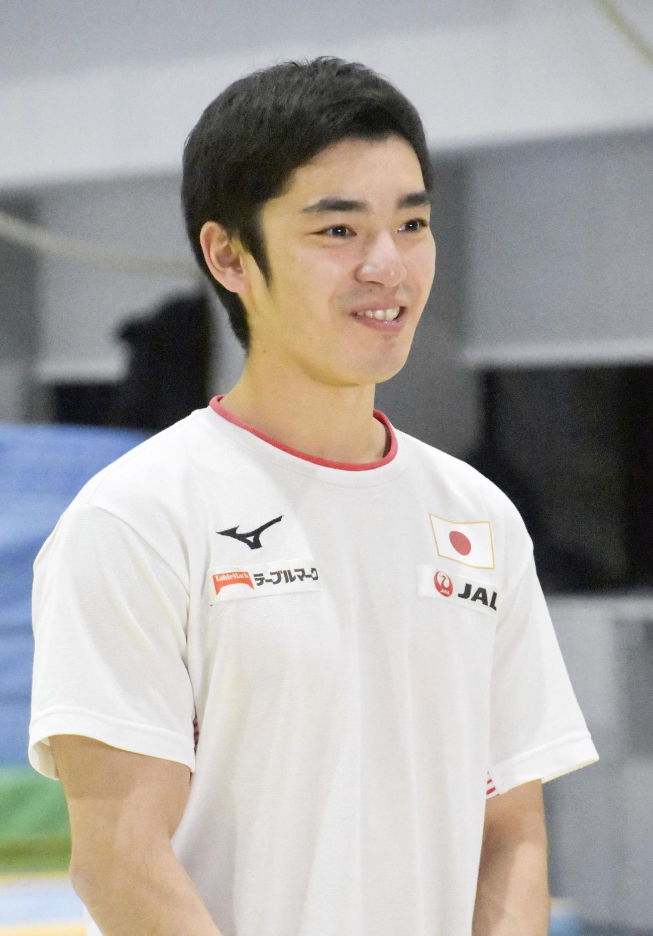 練習後、取材に応じる体操男子の白井健三（共同）