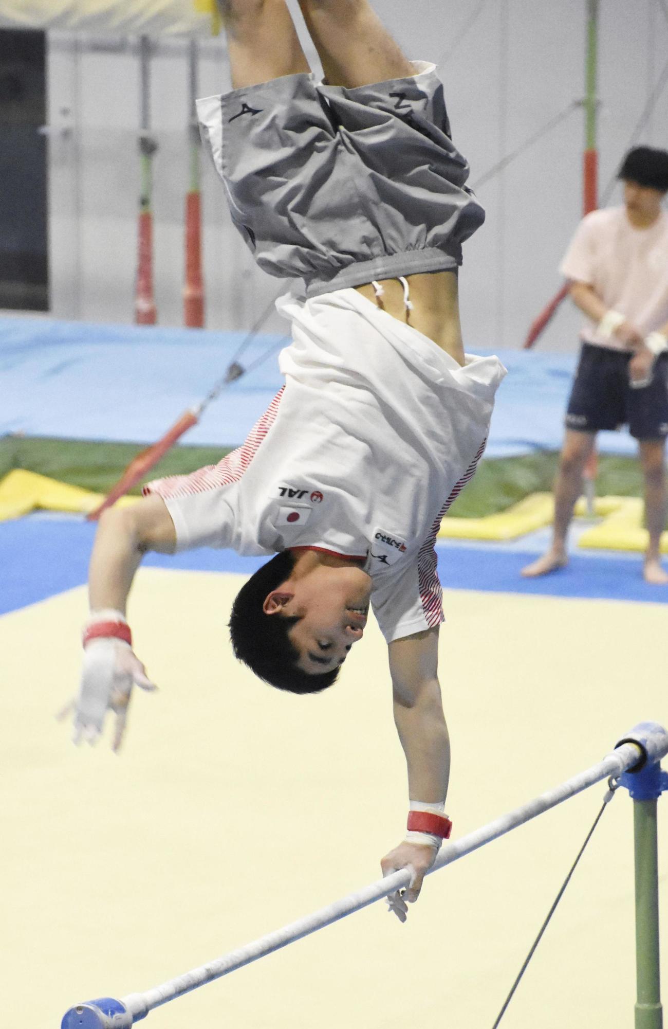 初練習する白井健三（共同）