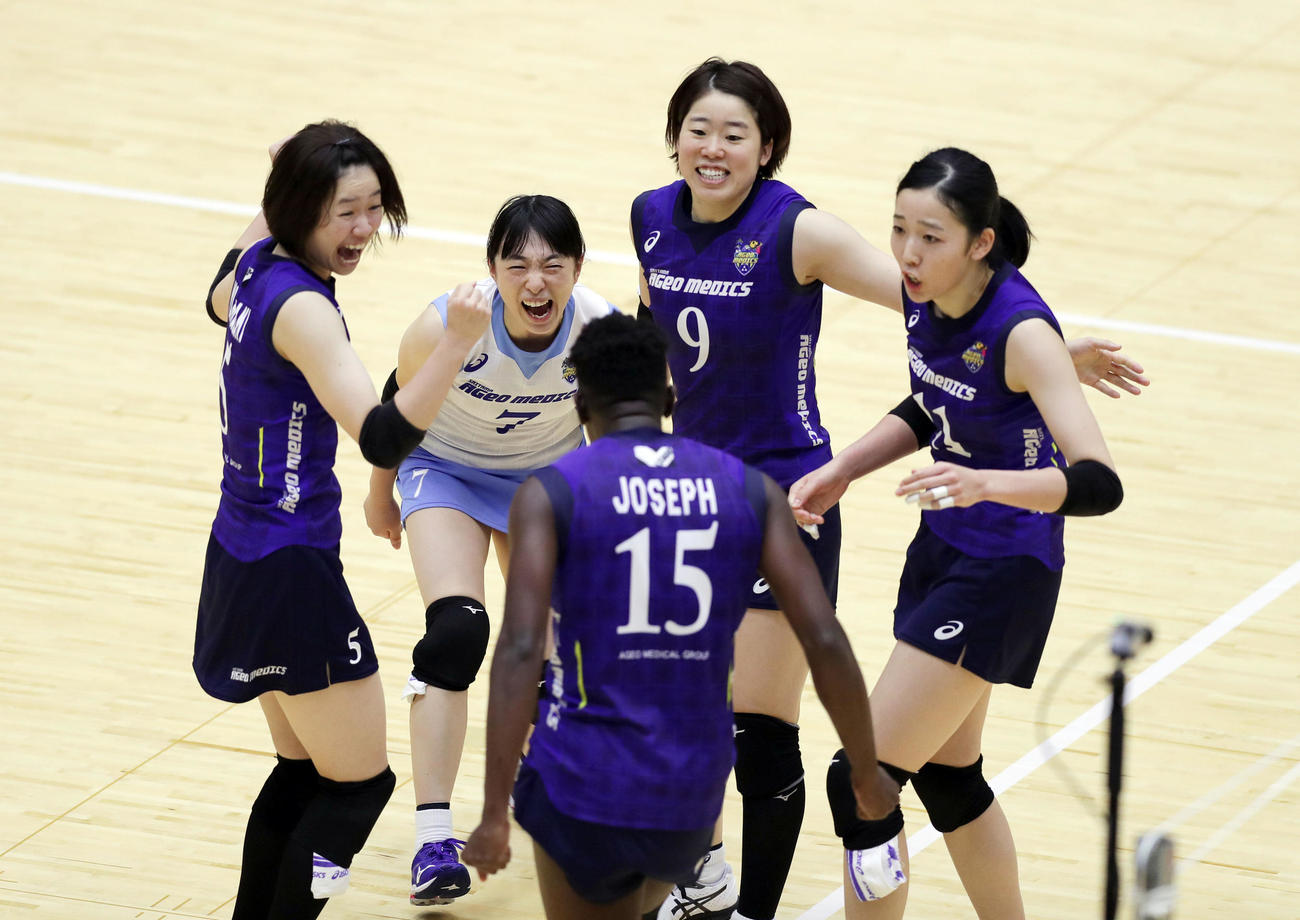 埼玉上尾対トヨタ車体　第3セット、得点を決め喜び合う埼玉上尾の選手たち（2020年11月7日撮影）