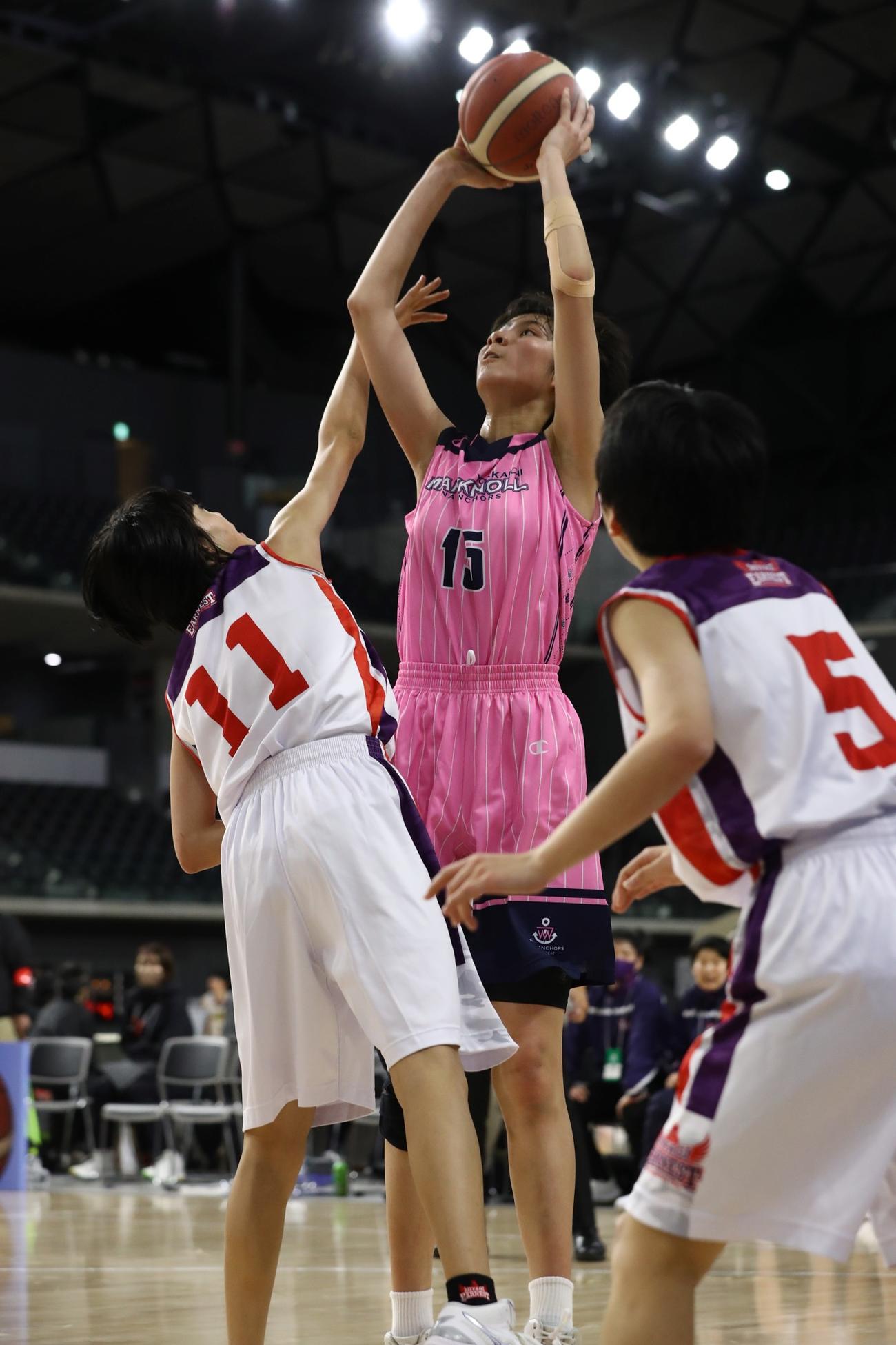 ゲームハイの23得点でチーム勝利に貢献した三重・四日市　福王怜奈（3年）（C）JBA