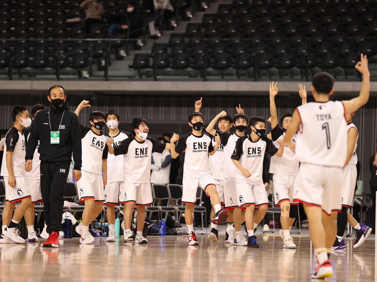 チーム全体で10本の3Pを決め、ベンチも歓喜に沸く埼玉・ENS（C）JBA