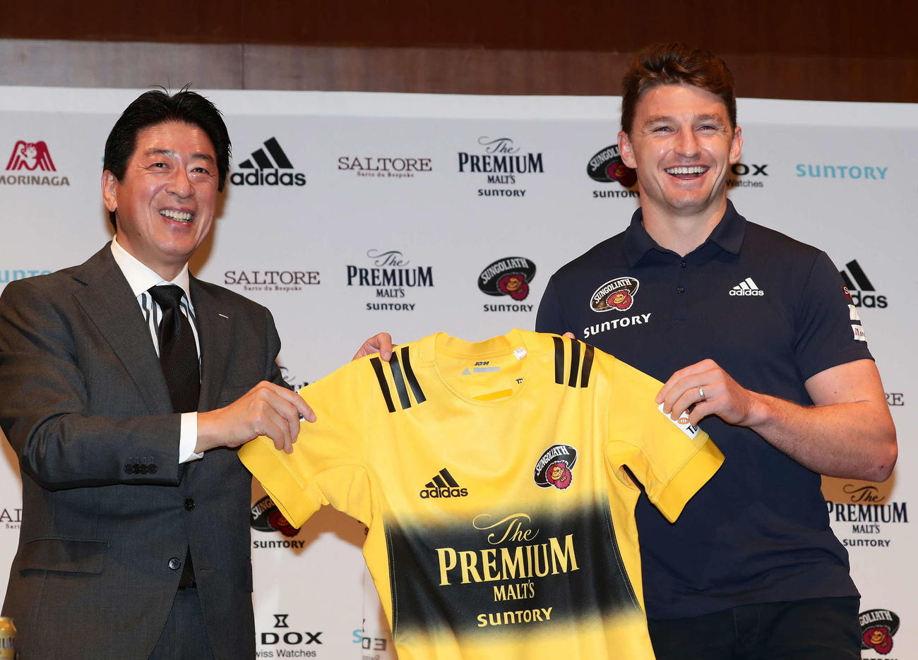 サントリーへの加入が決まり土田SD（左）からジャージーを手渡されたラグビーNZ代表のボーデン・バレット（撮影・丹羽敏通）