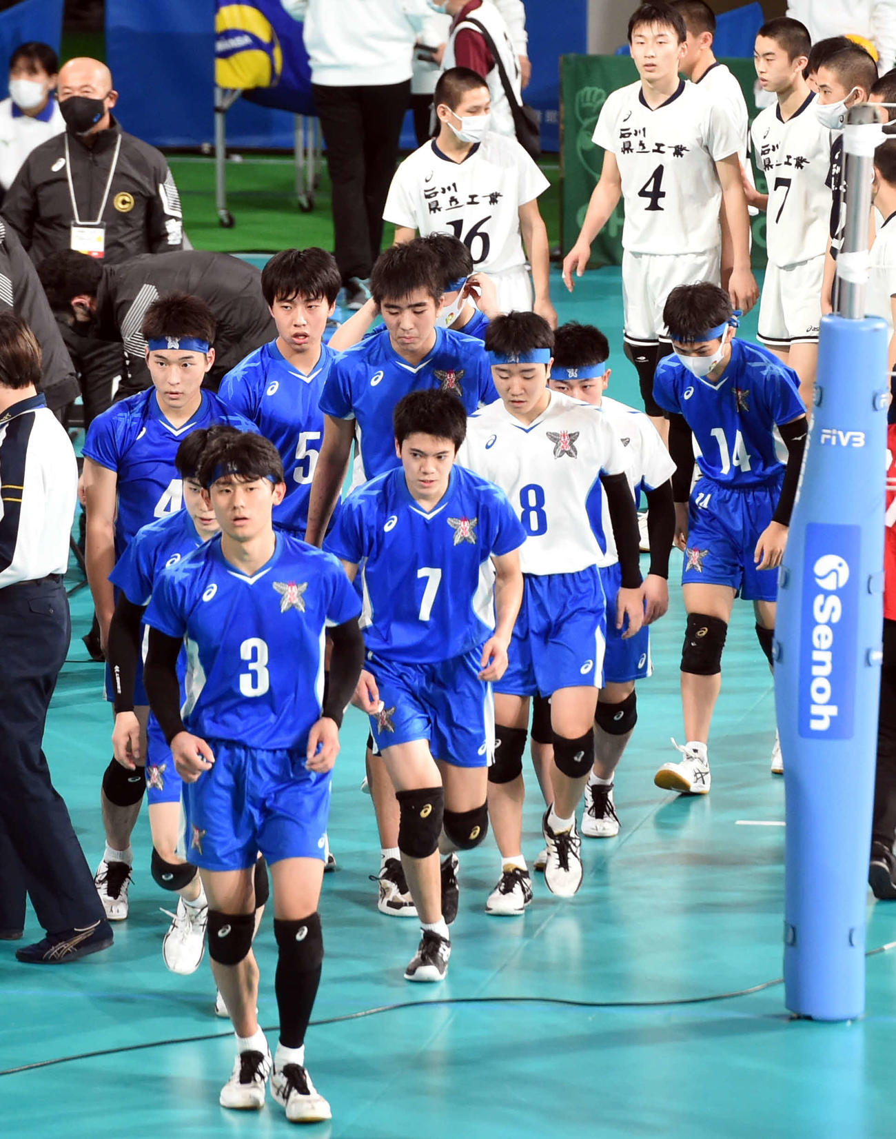 山形南対石川工　試合終了後、石川工ベンチにあいさつへ向かう山形南の選手たち（撮影・相沢孔志）