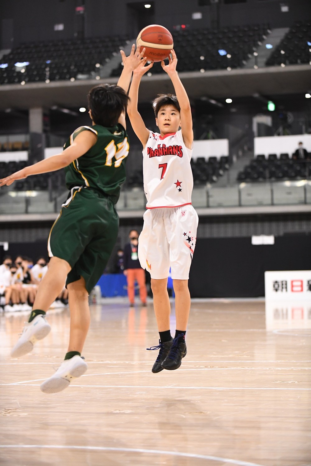 チーム最多15得点をあげ勝利のためにシュートを放ち続けた戸塚妃莉（3年）（C）JBA