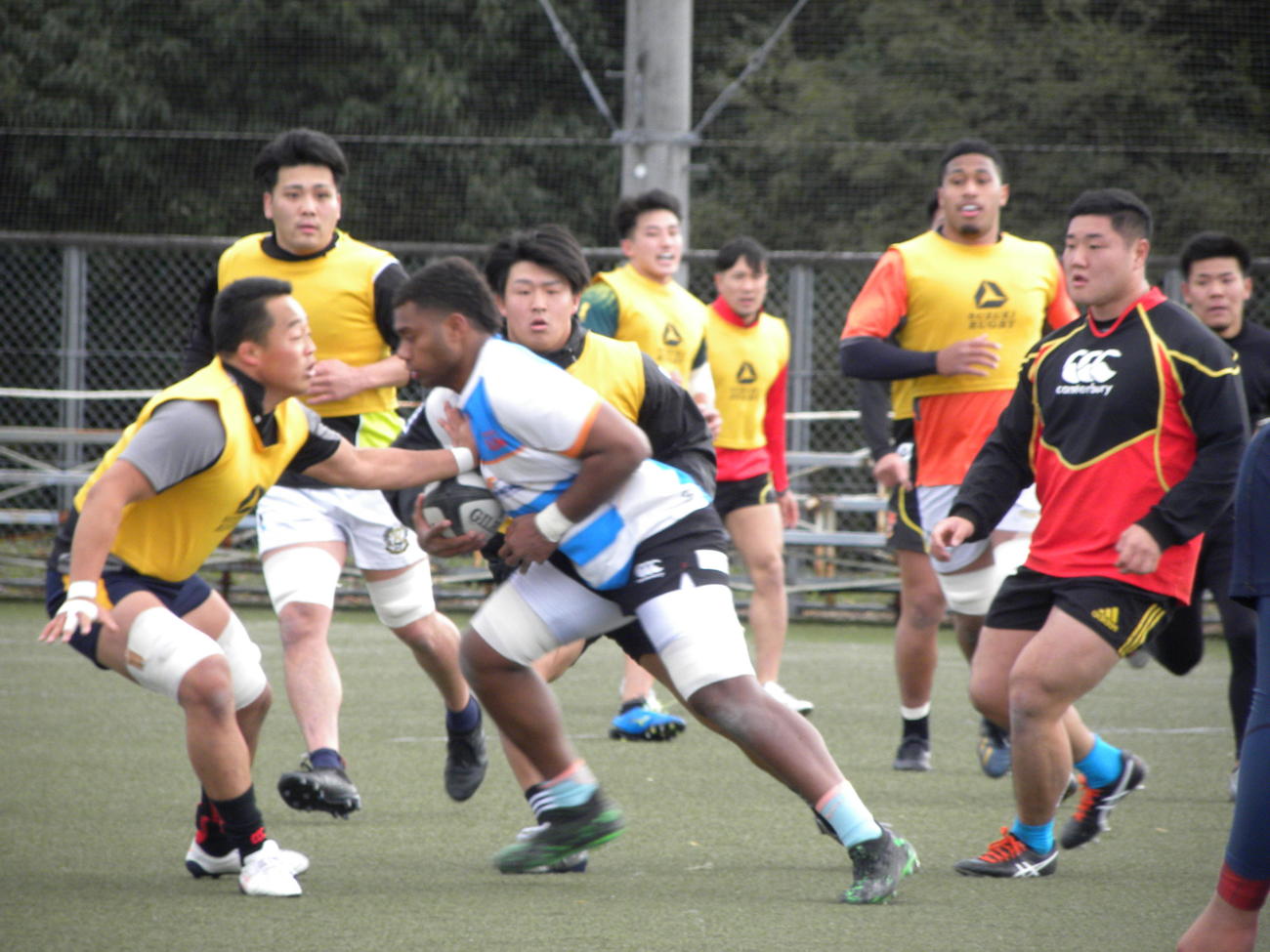 早大との決勝に向けた練習で汗を流す天理大の選手たち（撮影・松本航）