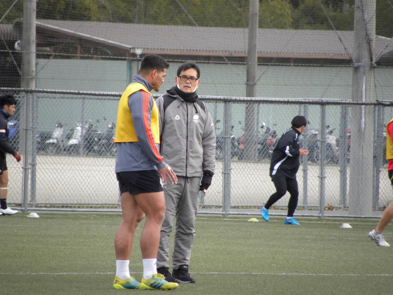 早大との決勝に向けた練習中に会話する天理大CTBフィフィタ（左）と小松監督（撮影・松本航）