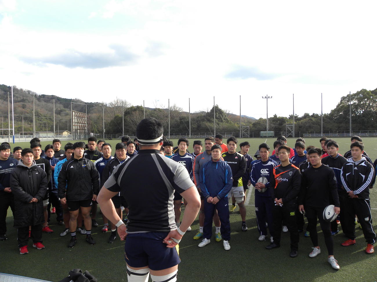 早大との決勝に向けた練習後に思いを語るフランカー松岡大和主将（中央）と天理大の選手たち（撮影・松本航）