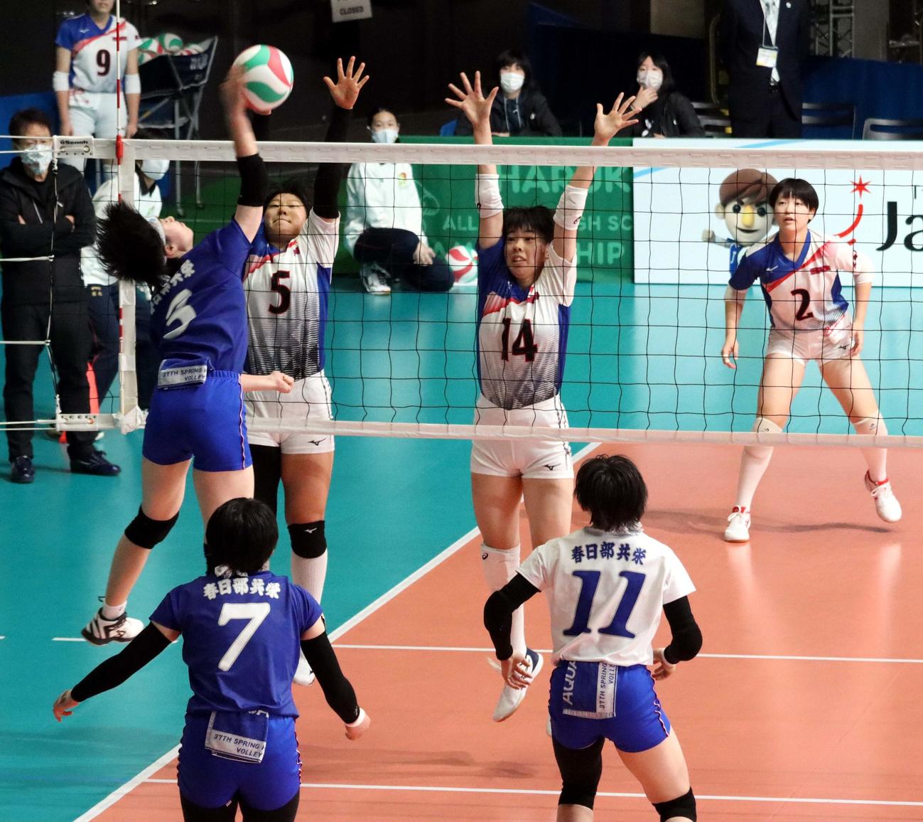 春日部共栄対帯広南商　第1セット、ブロックに飛ぶ帯広南商の左から大西美、岩岡（撮影・永野高輔）