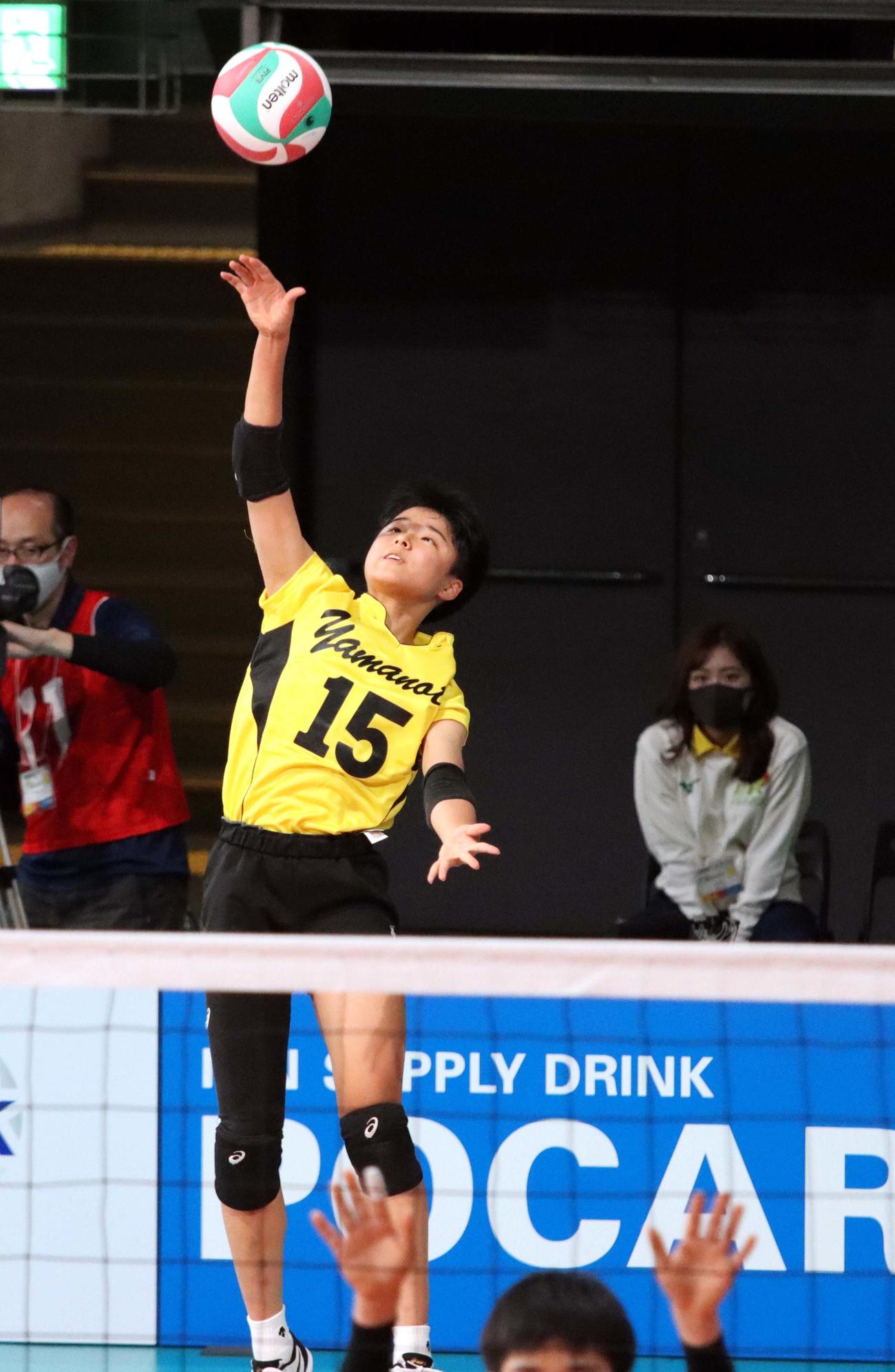 誠信対札幌山の手　サーブを打つ札幌山の手の天野（撮影・永野高輔）