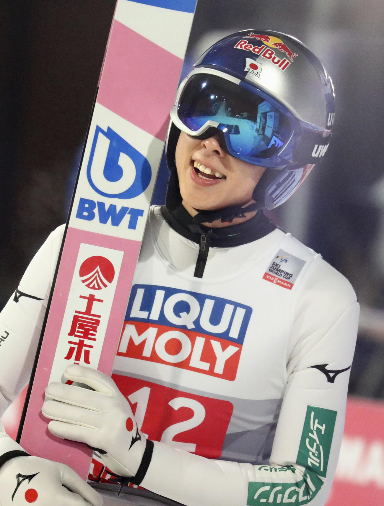 2回目の飛躍を終えた小林陵侑（AP＝共同）