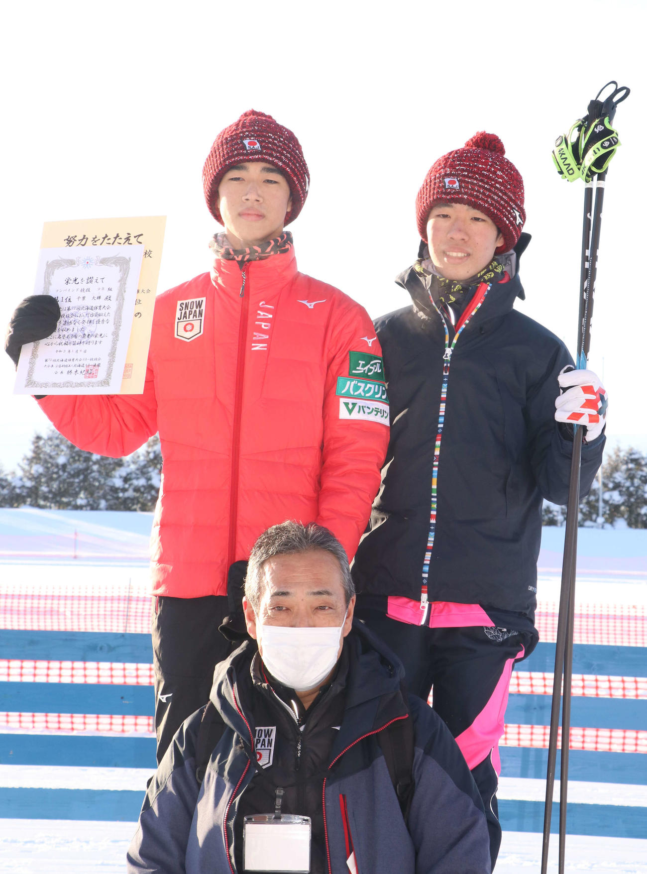 南北海道複合を制した札幌日大・千葉（左奥）。右は北海道選手権を制した兄悠希、手前は父正人さん（撮影・浅水友輝）