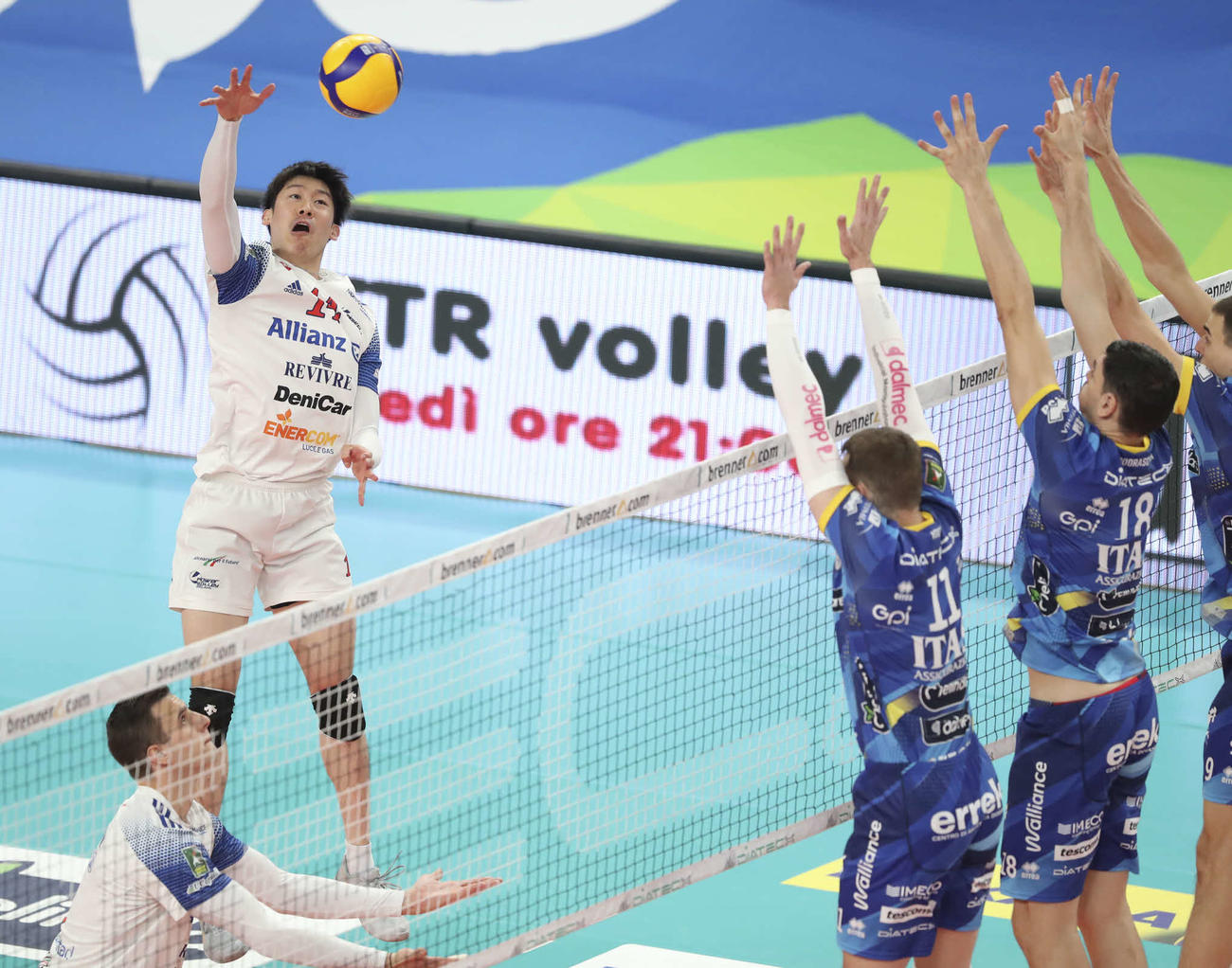 トレンティーノ戦でスパイクを打つ石川（所属事務所提供）