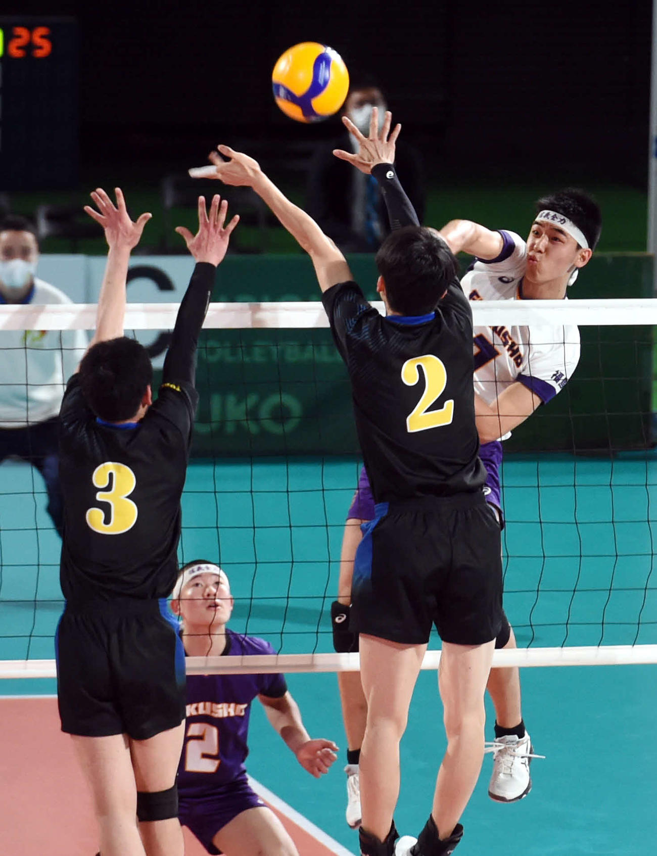 福島商対駿台学園　第2セット、スパイクを放つ福島商・菱沼（撮影・相沢孔志）