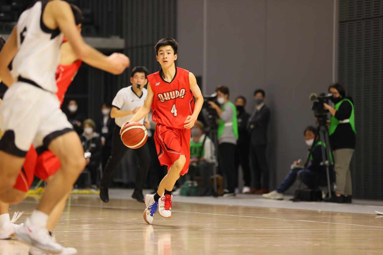 準々決勝で怪我を負ったが勝利の為に全力プレーをする富山・奥田バスケットボールクラブのキャプテン高田蓮央（3年）（C）JBA
