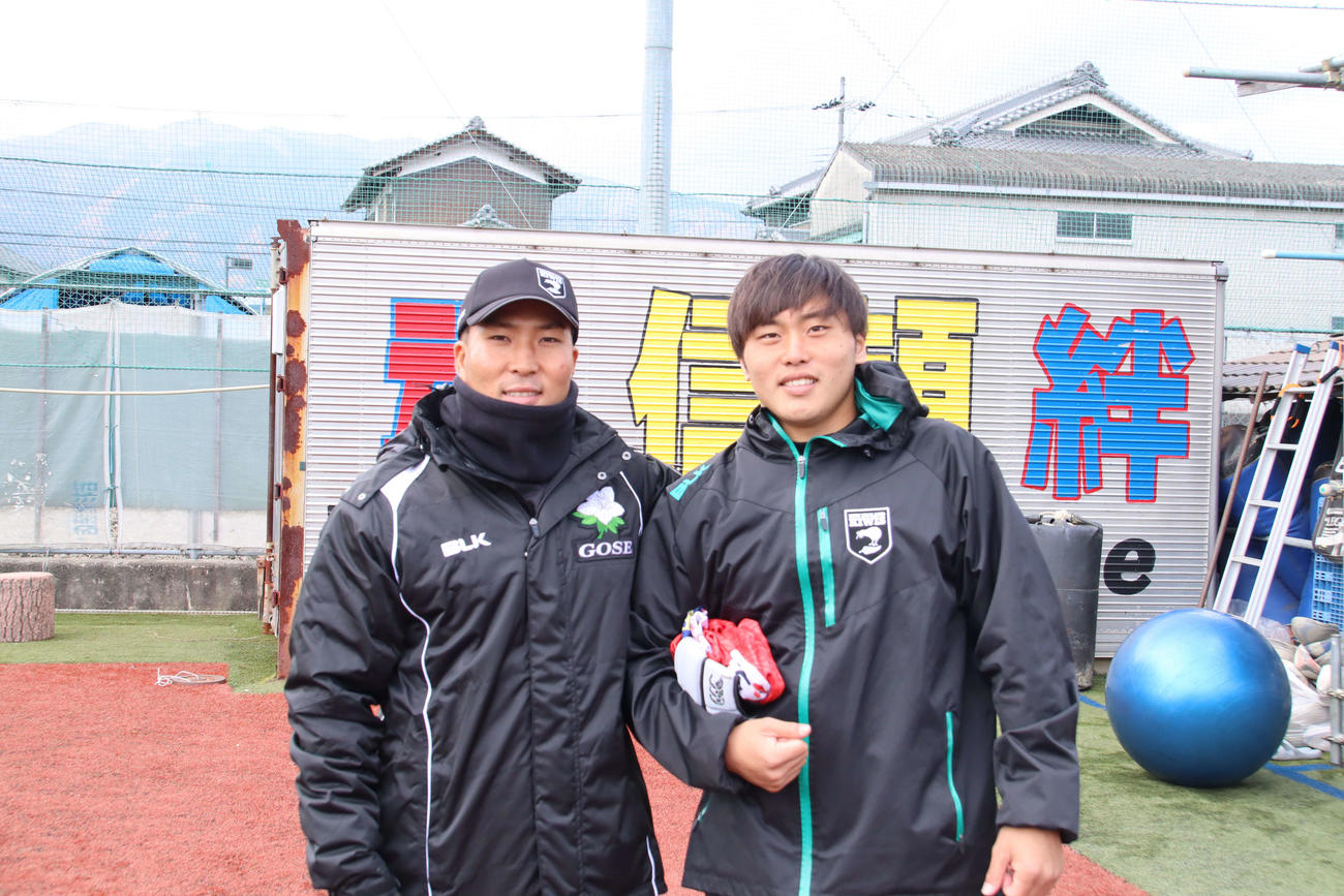 取材に応じた兄で御所実の平井継之助コーチ（左）と弟の半次郎（右）（撮影・南谷竜則）＝2020年12月18日、御所実業