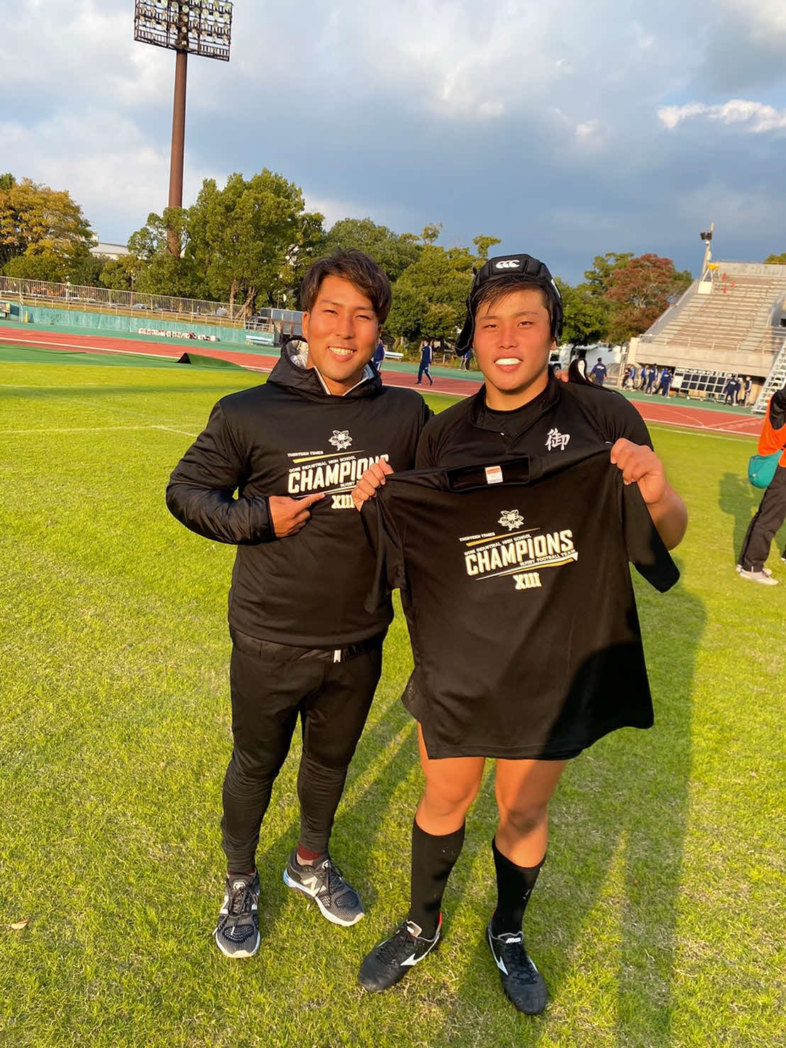 奈良大会決勝の天理戦後に笑顔を見せる御所実の平井継之助コーチ（左）と弟の半次郎（右）（本人提供）