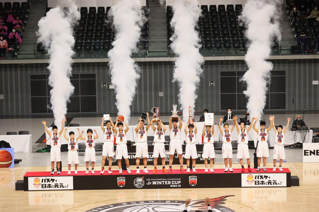 優勝カップを手にした秋田市立城南中のメンバー（C）JBA